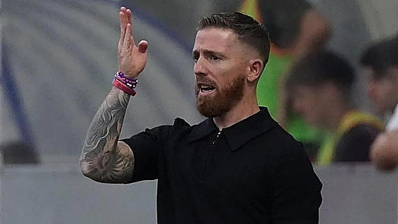 El monumental enfado de Muniain con el árbitro: «No es roja ni aquí ni en Pekín»