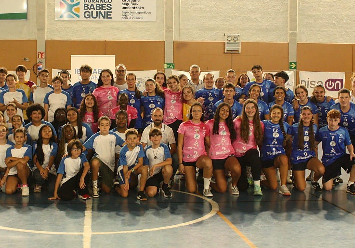 El club durangués con sus siete equipos y el centenar dejugadores.