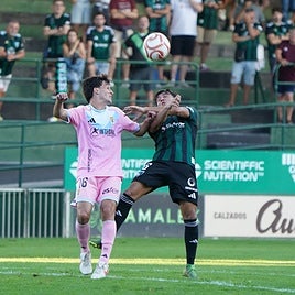 Eneko Delgado en una disputa aérea con un futbolista del Oviedo Vetusta en Las Llanas.