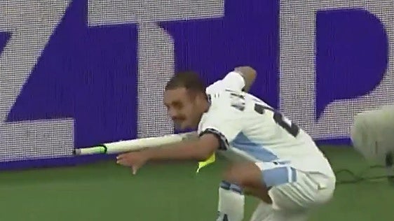 Expulsan a un futbolista israelí por celebrar un gol simulando un disparo de escopeta