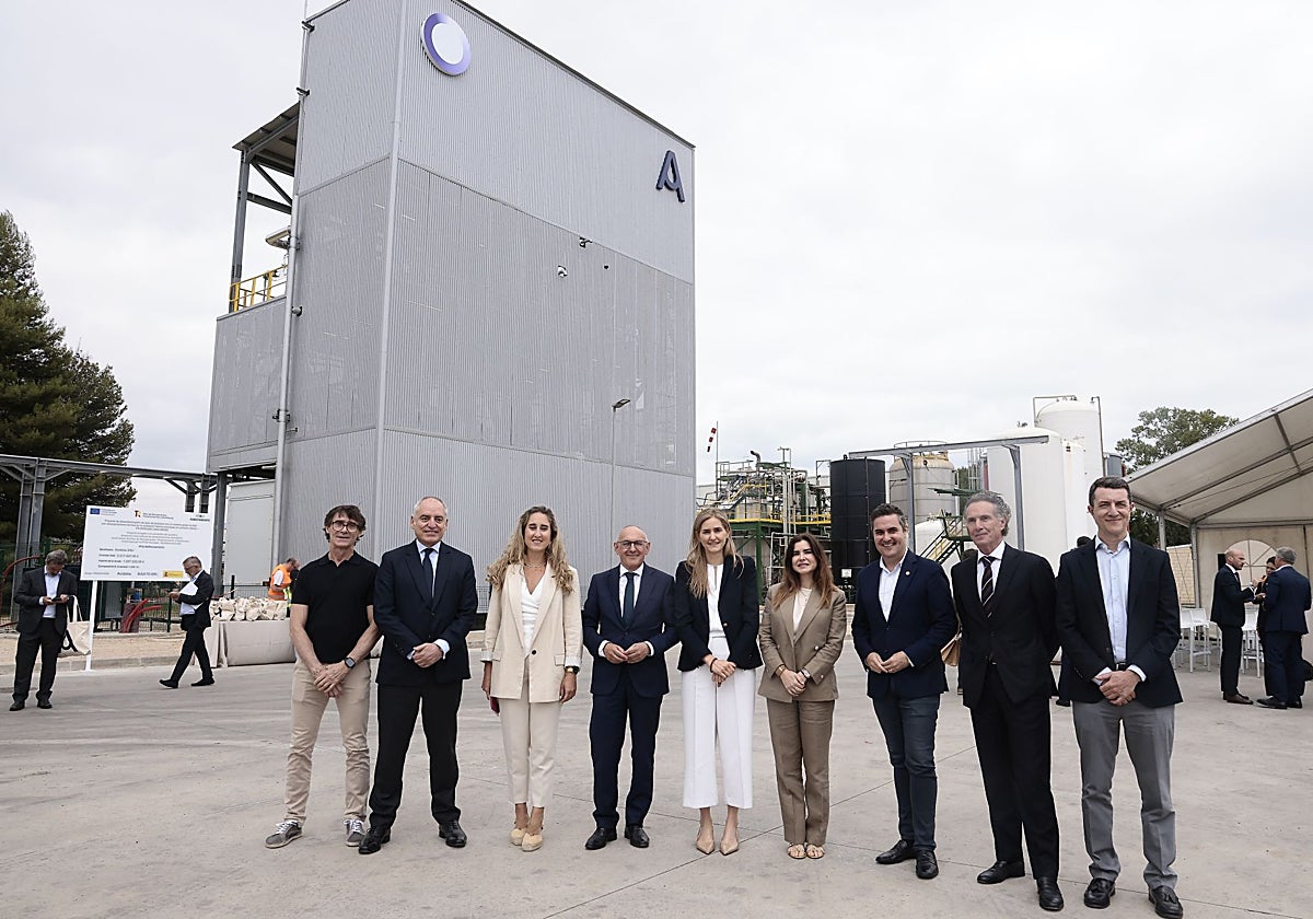 La ministra para la Transición Ecológica, Sara Aagesen junto al diputado general de Álava, Ramiro González, y la presidenta de Acideka, Leire Azanza