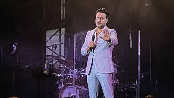 Bustamante interrumpe un concierto para echar a una persona del público: «Te vas fuera, amigo»
