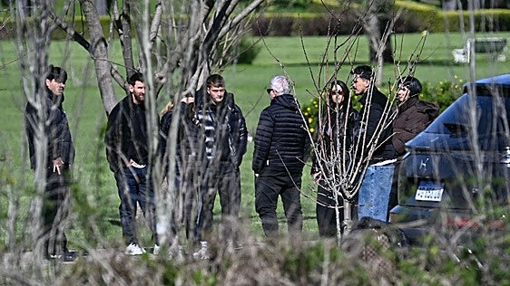 Messi se refugia en su familia para despedir a su padre en un cementerio privado de Rosario