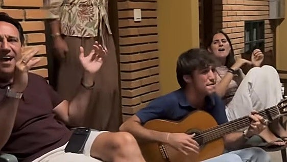 ¿Por qué se ha viralizado un vídeo de una familia cantando una canción desconocida de hace diez años?