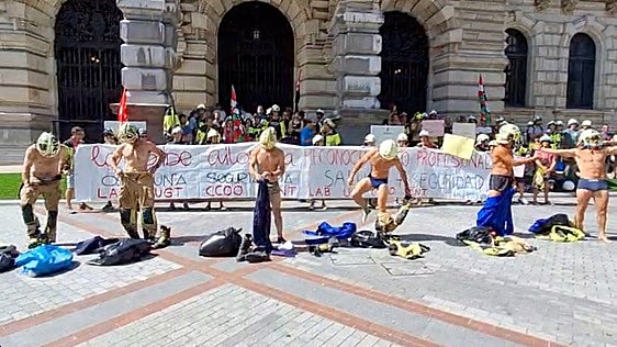 Los bomberos de Bizkaia se desnudan para pedir más medidas de seguridad en las descontaminaciones