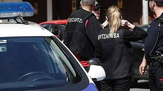 La Ertzaintza detiene a tres delincuentes en Villasana de Mena tras una persecución que empezó en Balmaseda