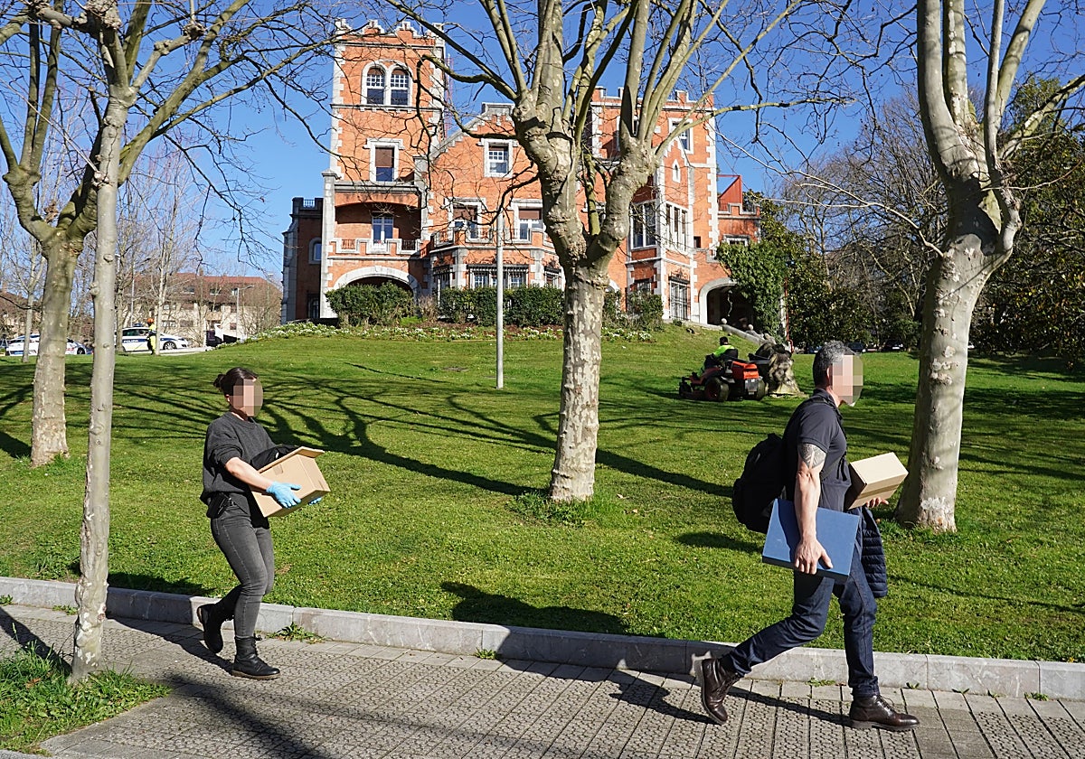 Agentes de la Ertzaintza en el registro del Ayuntamiento de Getxo en el 'caso palacete'