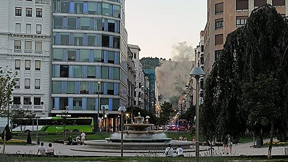 Un incendio en el restaurante Porrue obliga a cortar el tráfico junto al puente de La Salve