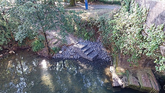 Izurtza mejora el acceso al río en uno de los espacios de baño más concurridos