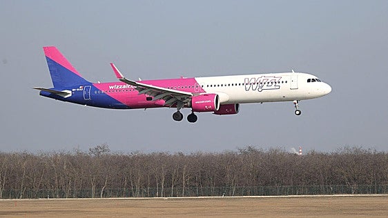 WizzAir recrudece su guerra con Vueling en Loiu y anuncia cuatro nuevos destinos de un plumazo