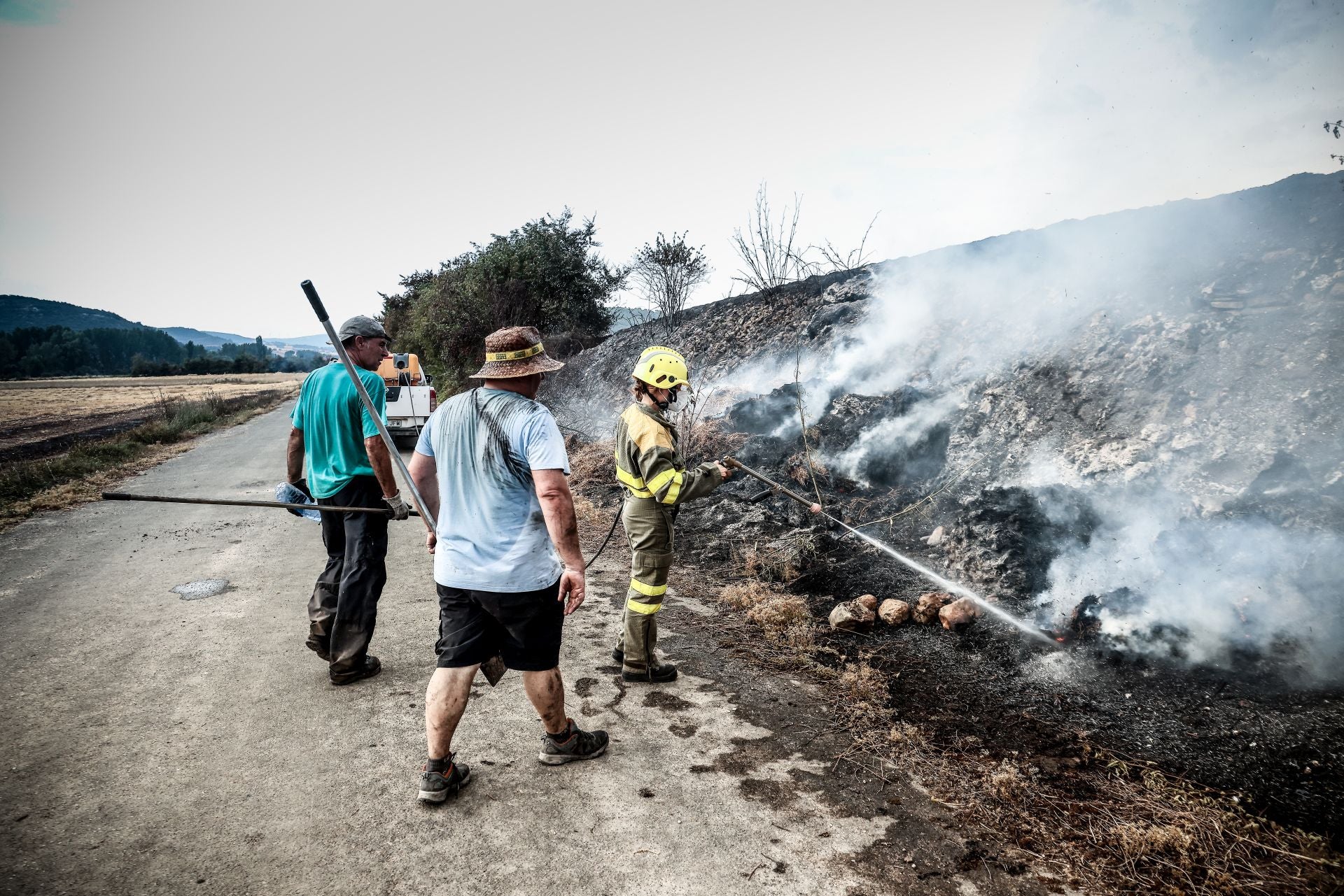 Labores de extinción en el incendio de Armiñón.