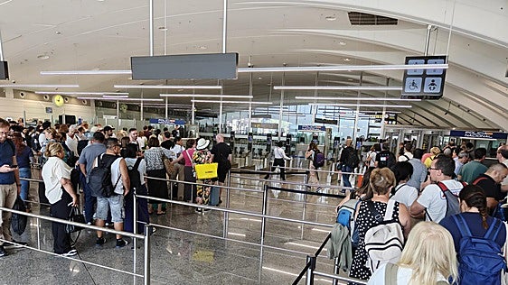 Colas de hasta 50 minutos para validar el pasaporte en Loiu desesperan a miles de viajeros