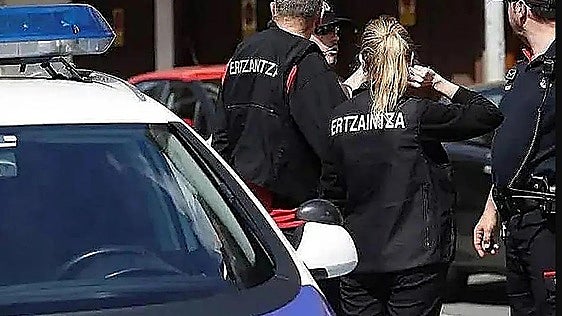 Detenido en Bilbao por golpear a un hombre con una botella de cristal en la cabeza y empujarle contra la pared