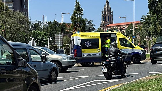 Trasladan al hospital a un repartidor que iba en patinete tras chocar contra un vehículo