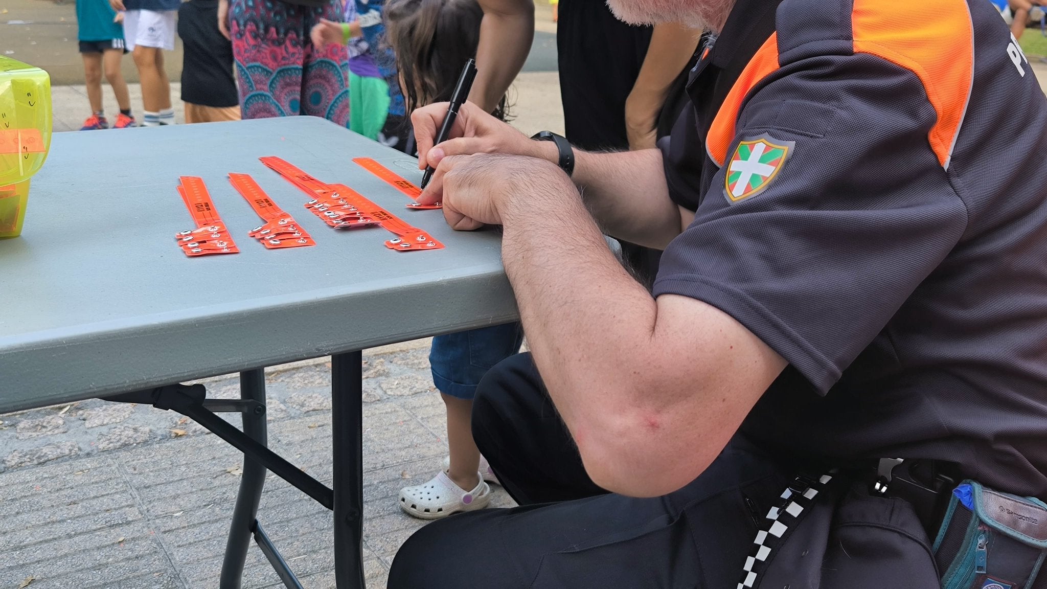 Un agente rellena pulseras identificativas para los menores en Barakaldo.