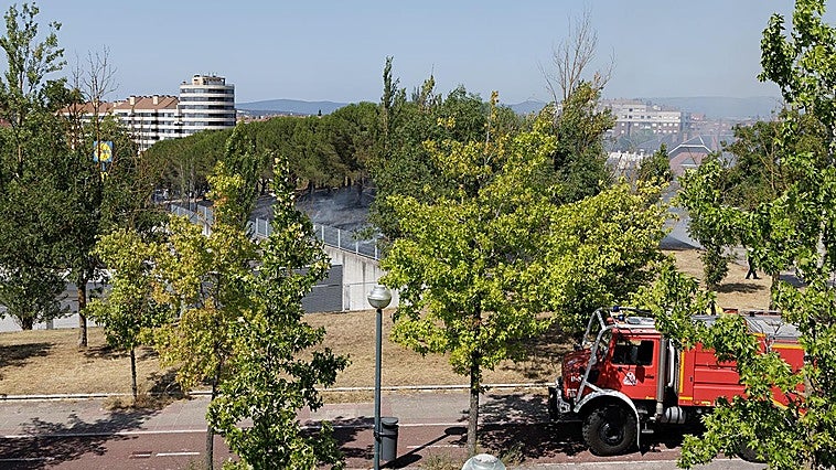 Susto en Armentia por un fuego que ha arrasado un jardín cercano al Lidl