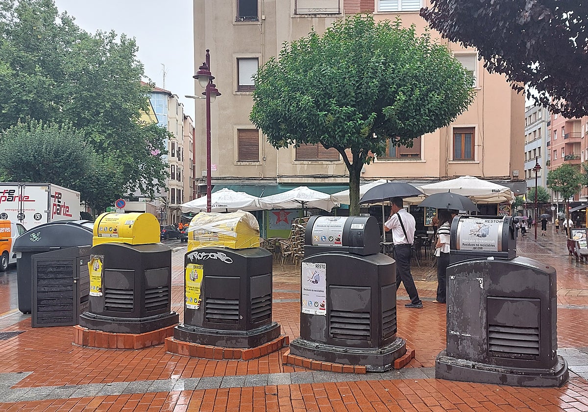 Imagen de varios de los buzones fuera de servicio situados en el centro de la localidad.