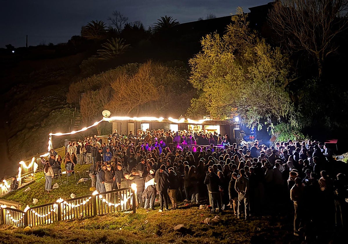 Hosteleros de Bermeo denuncian fiestas nocturnas en la playa de Aritzatxu fuera del horario autorizado