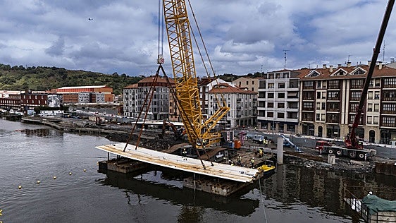 Primeras imágenes del montaje del primer tramo sobre la ría de la pasarela All Iron