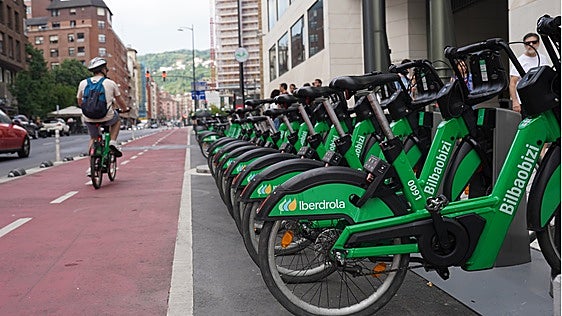 Más bidegorris y aparcabicis en Bilbao para fomentar la movilidad ciclista