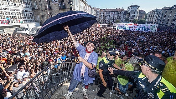 Una centella sobre la plaza y certero con el micrófono