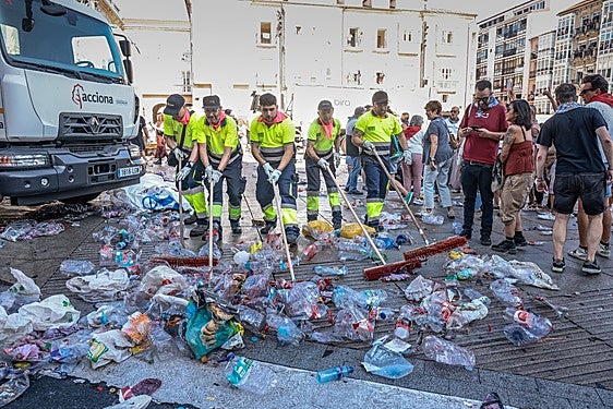 81 operarios despejan 3.900 kilos de basura de la Virgen Blanca en 50 minutos