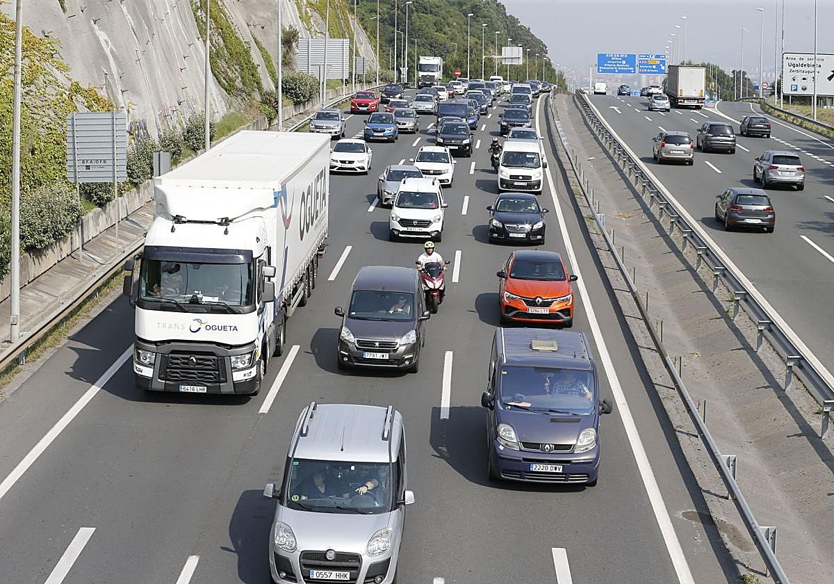 Normalidad en la A-8 dirección Bilbao tras las retenciones por la avería de un turismo