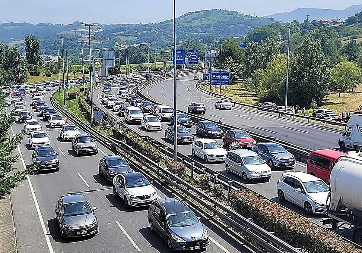 La A-8 recupera la normalidad tras las retenciones provocadas por un accidente en Galdakao