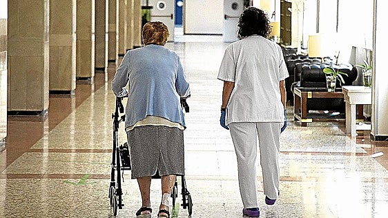 La demanda de las residencias vascas se desploma a favor de los cuidados en casa