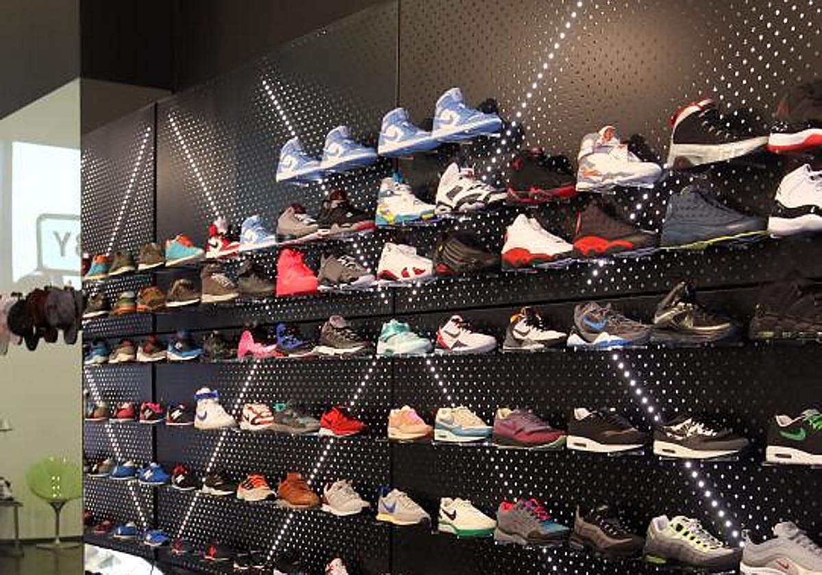 Desaparece la tienda de zapatillas deportivas más original de Bilbao