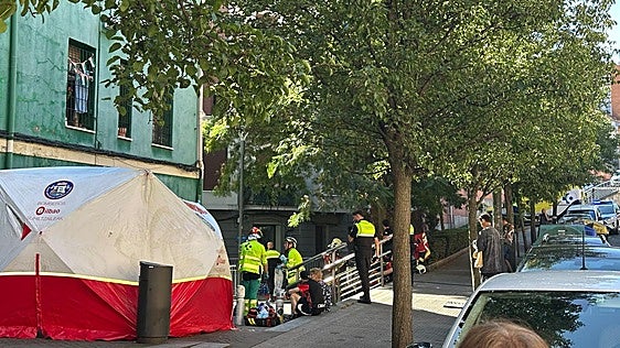 La reactivación del incendio en una vivienda de Bilbao La Vieja obliga a realojar a sus vecinos