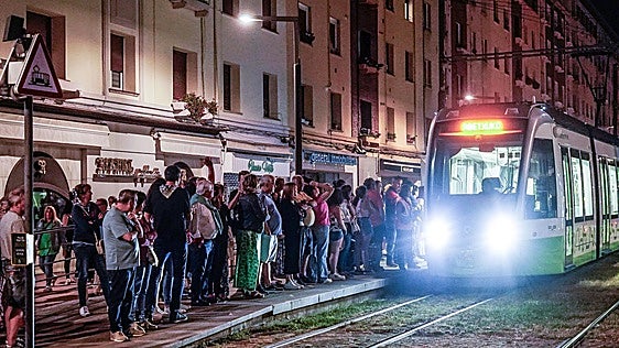 Le arrestan de madrugada en Vitoria por agredir a agentes de Policía Local y personal del tranvía