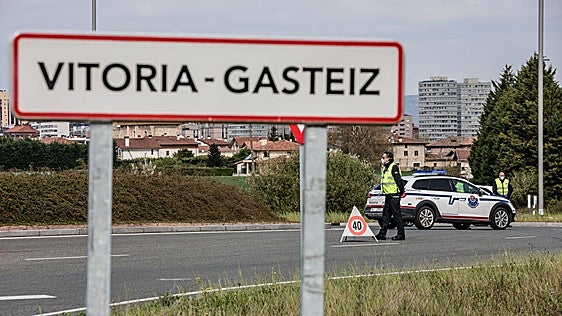Fallece un conductor en la A-132 en Vitoria tras salirse de la calzada e impactar contra una valla