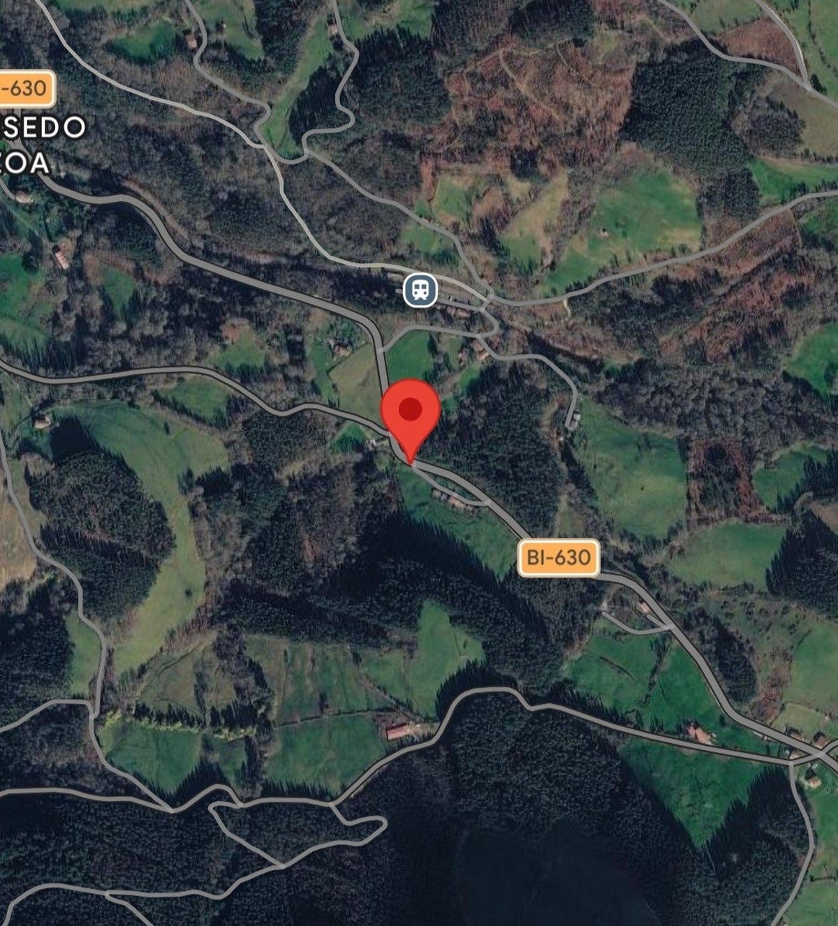 Trasladan en helicóptero a un conductor de 75 años cuyo camión cayó al río en Arcentales