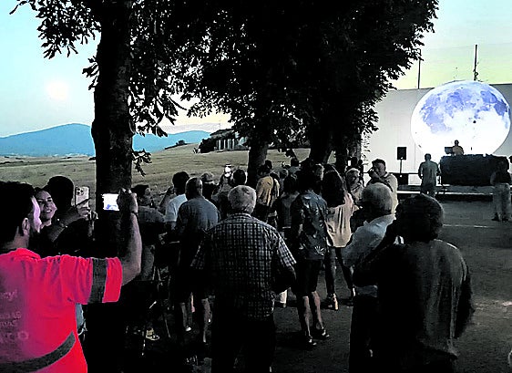Sol y Luna se movieron con ritmo de música en Ayuelas