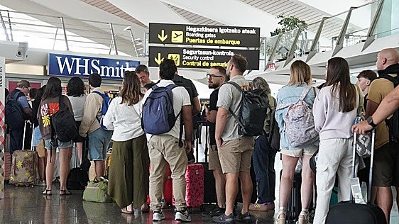 El aeropuerto de Loiu cierra el mejor mes de su historia con 806.402 pasajeros