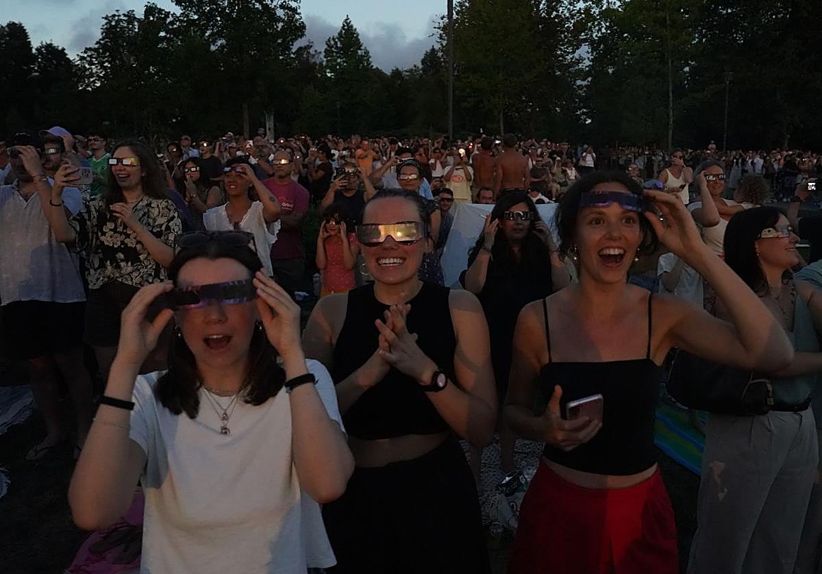 Un campamento con vistas al cielo del eclipse