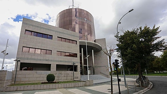 Agrede con una botella a otro hombre en Vitoria y le causa heridas en rostro, brazos y cuello