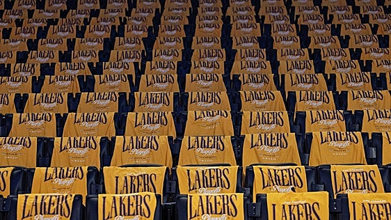 Kushner familiak Lakers taldea erosi nahi du