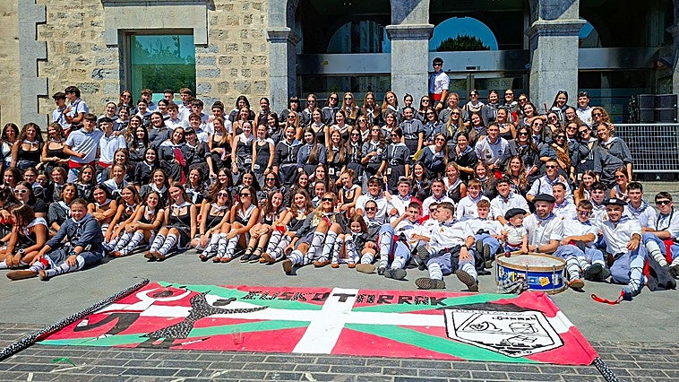 Amurrio eleva el listón de las fiestas y entrega el Iguarrako de Oro a Herriarenak y Euskotarrak