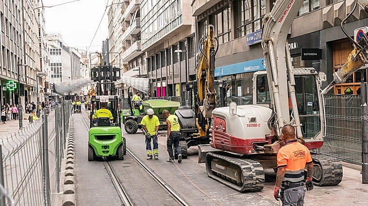 Vecinos y peatones del centro de Vitoria se quejan por las obras del tranvía