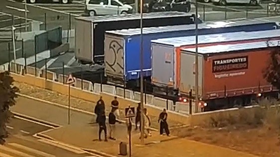 Miembros de la banda 015 chocan al hacer trompos y abandonan un coche en la fábrica de Mercedes en Vitoria