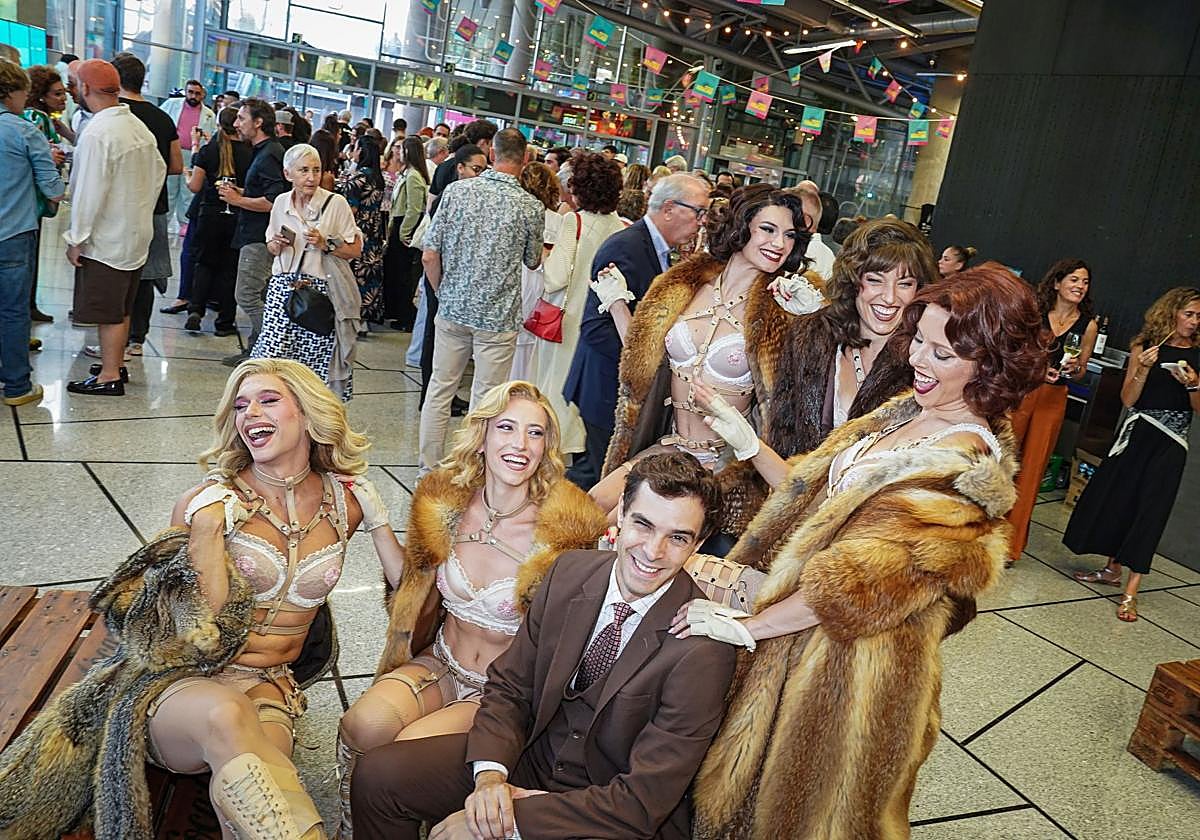 El Bilbao político, cultural y empresarial puebla la terraza del Euskalduna