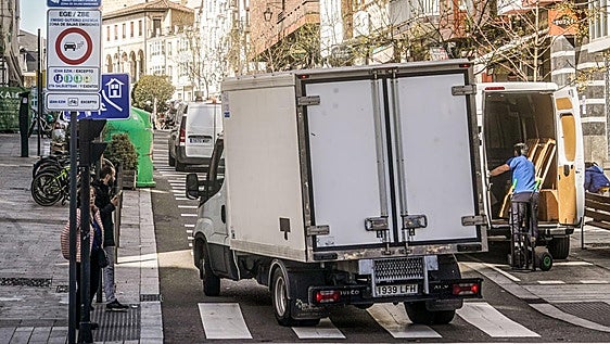 Comercio, hostelería y repartidores aplauden que no se restrinja más el tráfico en el centro de Vitoria