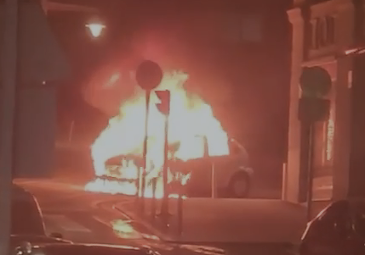 Arde un coche en plena calle en Santurtzi