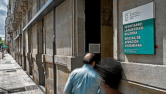 Vitoria pide a 347 vecinos que justifiquen a qué han destinado las ayudas sociales