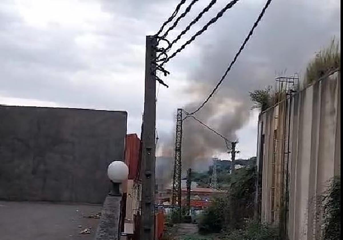 El incendio en un montón de chatarra de una nave industrial sorprende a los vecinos de Erandio