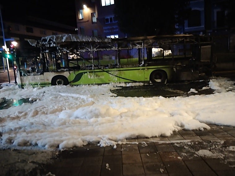 Arde un bizkaibus en plena calle en Santurtzi