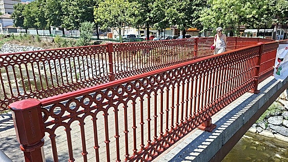 Llodio recupera el color rojo tradicional del puente de Zubiko