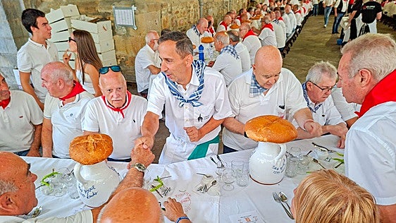 Un plato, una hogaza y una jarra para cuatro en Llodio